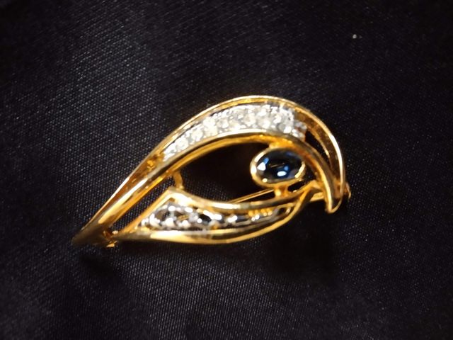 BROCHE CON ZAFIRO