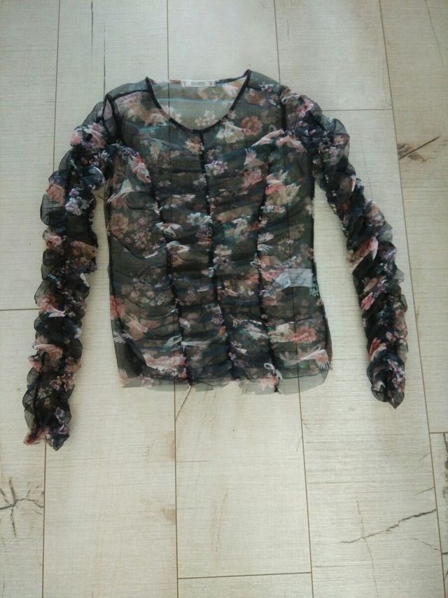 Camiseta negra de encaje transparente