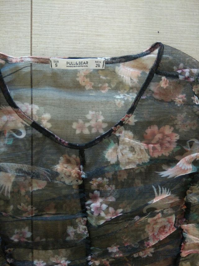 Camiseta negra de encaje transparente