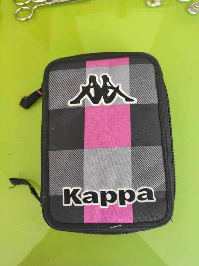 Estuche de marca Kappa. 