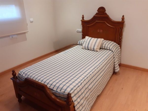 Cama de madera con marquetería