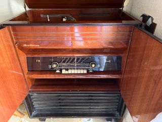 Radio tocadiscos antiguo