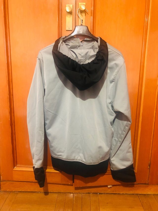 Chaqueta PUMA deportiva. Impermeable y reversible