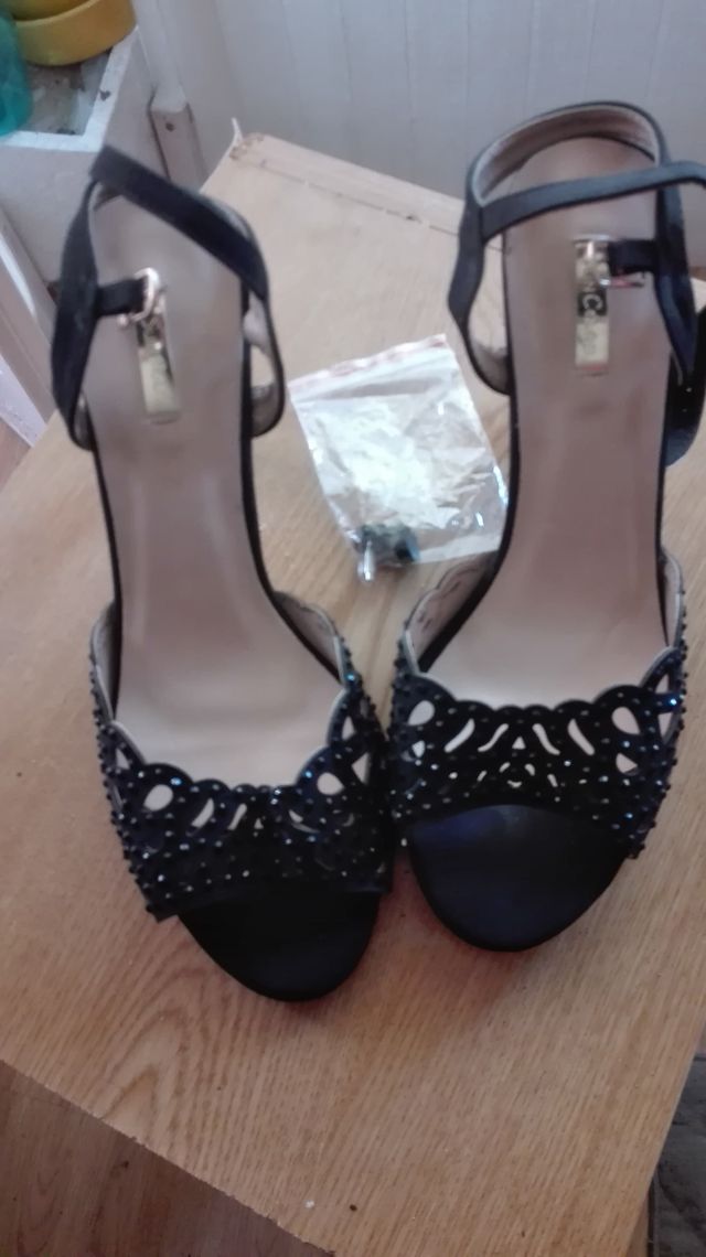 vendo sandalia   con detalles cuentas negras