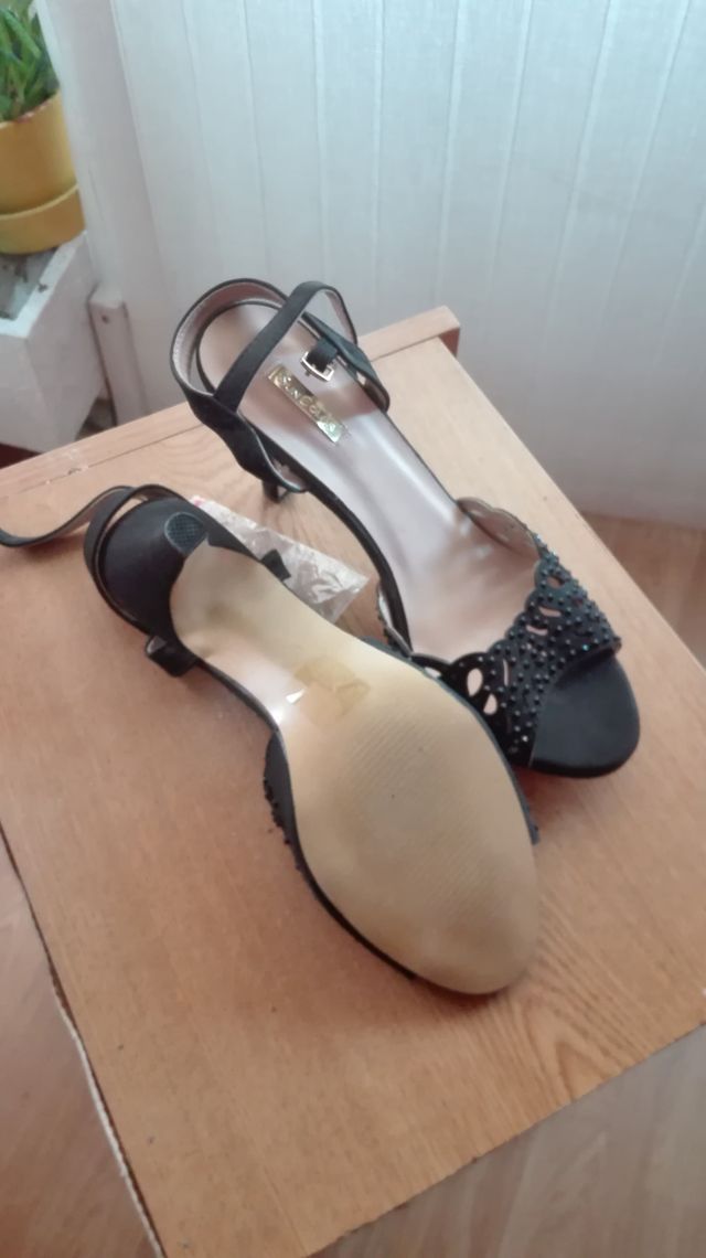 vendo sandalia   con detalles cuentas negras