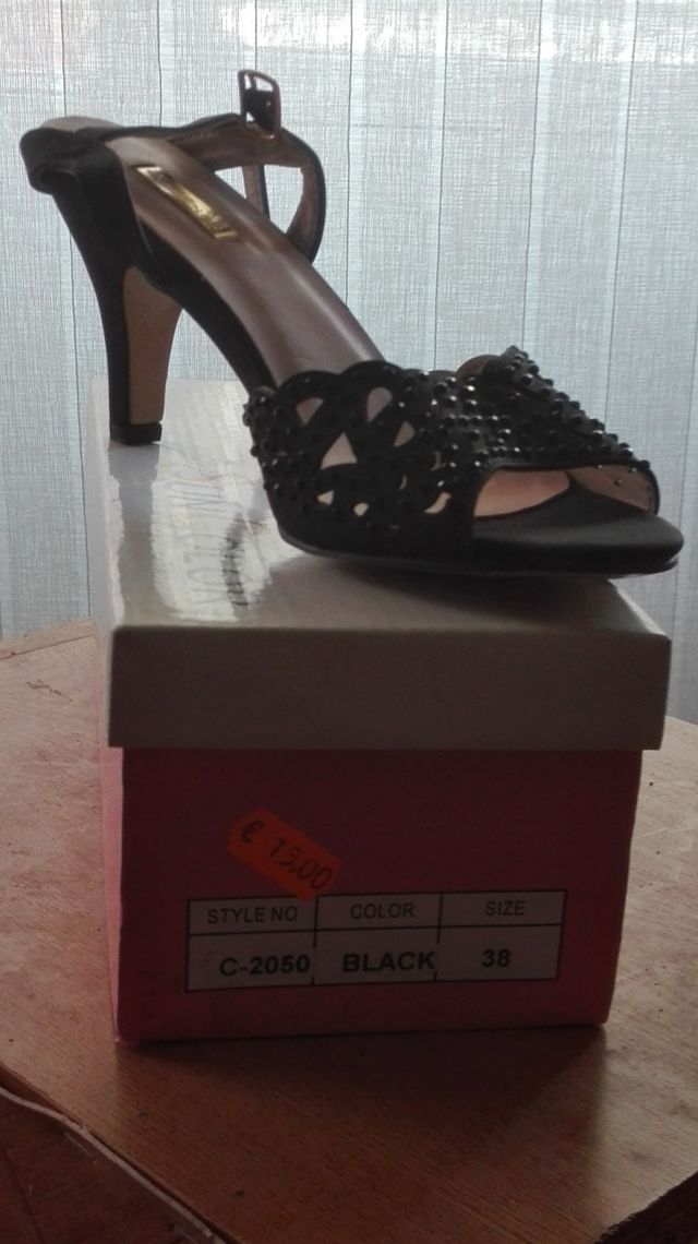 vendo sandalia   con detalles cuentas negras