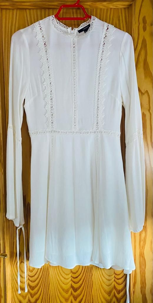 Vestido blanco bordado.