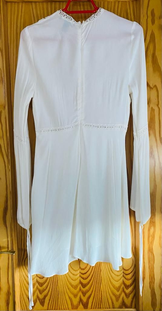 Vestido blanco bordado.