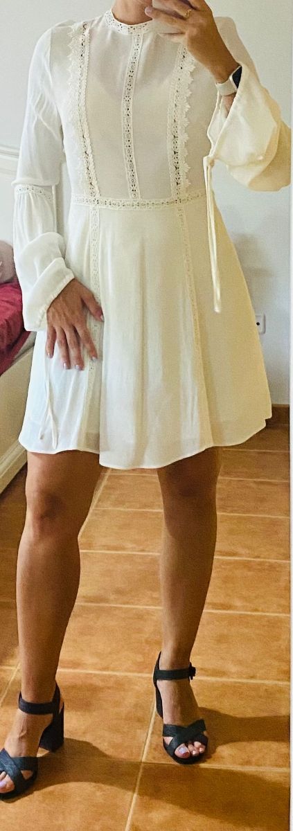 Vestido blanco bordado.