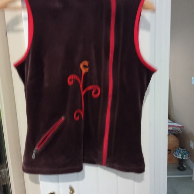 chaleco de terciopelo marrón con ribete en rojo