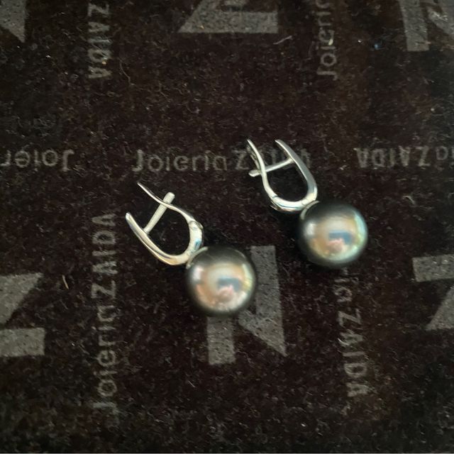 Pendientes oro blanco y perla negra australiana.