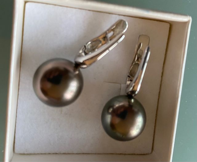 Pendientes oro blanco y perla negra australiana.