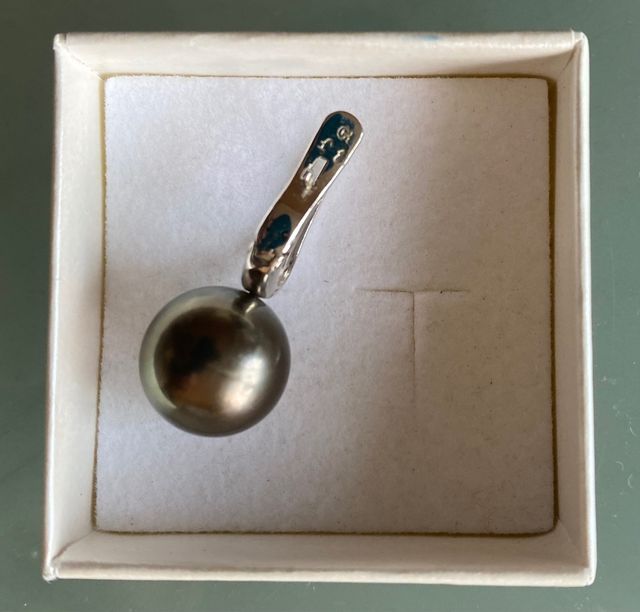 Pendientes oro blanco y perla negra australiana.