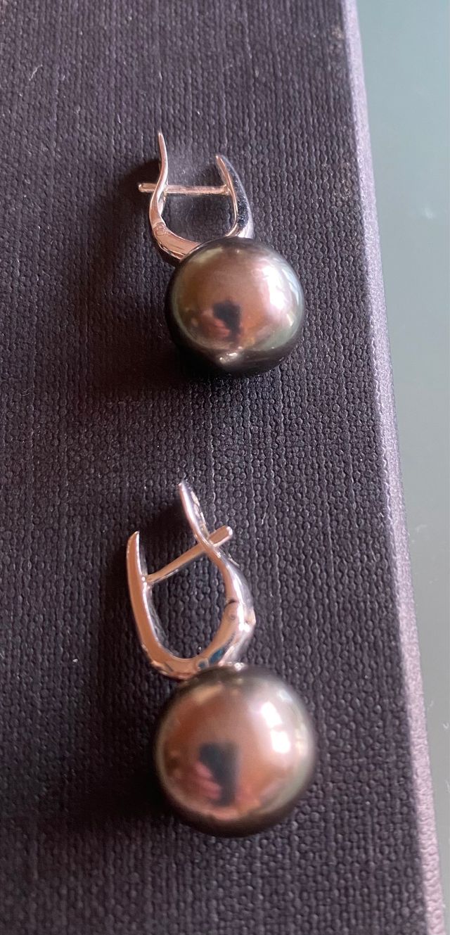 Pendientes oro blanco y perla negra australiana.