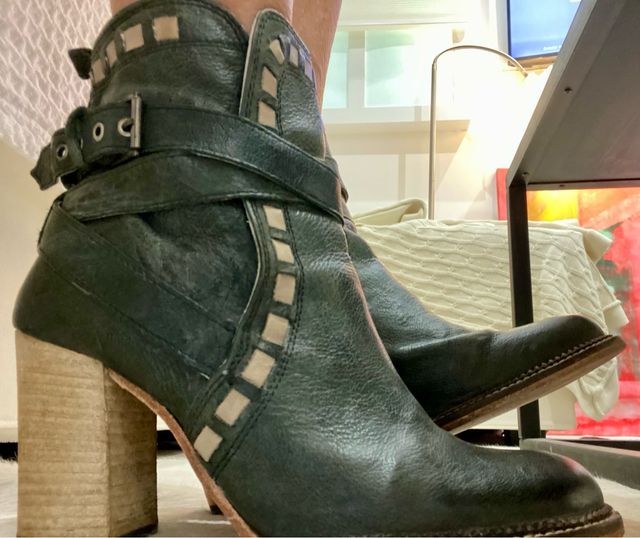 Botín piel azul Free People.