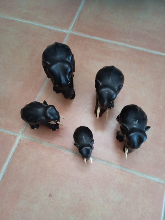 Lote de 5 elefantes en resina negra con detalle en