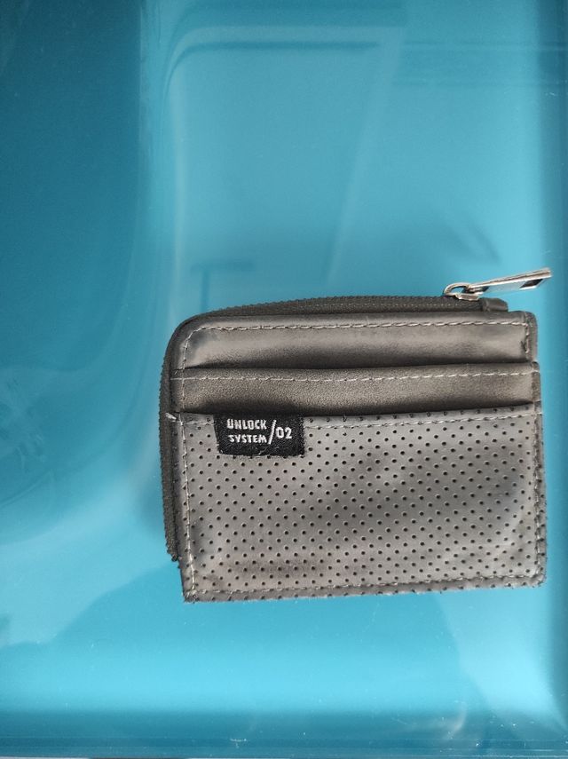 Tarjetero,monedero,billetero gris.