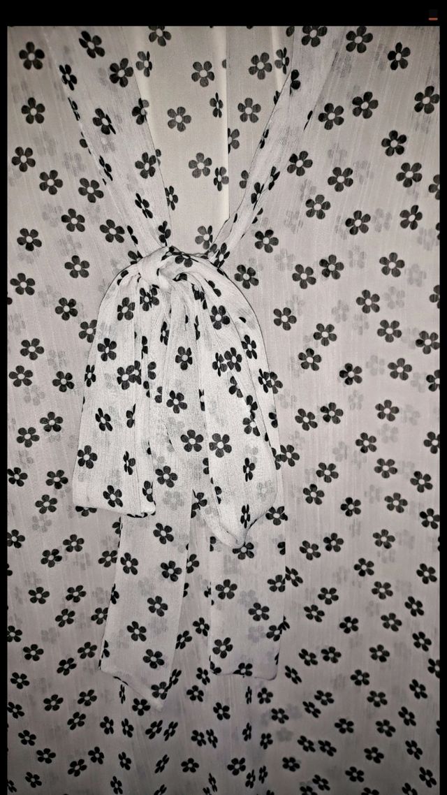 Blusa Atmosphere blanca con flores. NUEVA