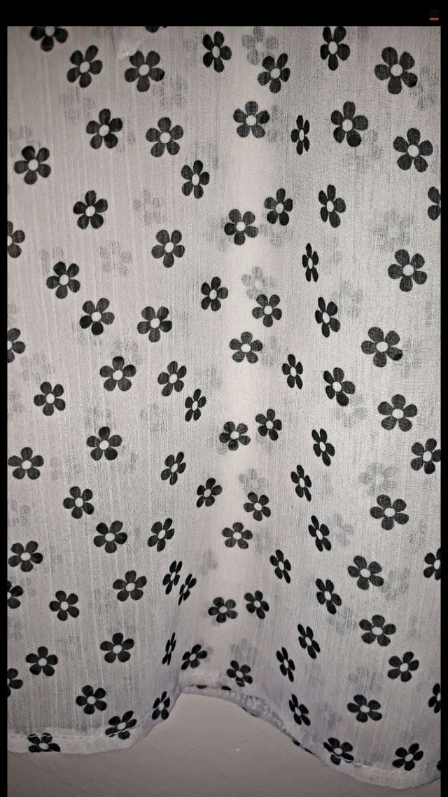 Blusa Atmosphere blanca con flores. NUEVA