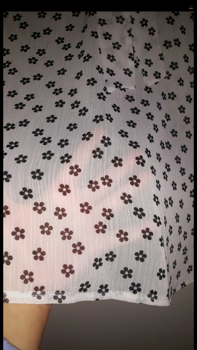 Blusa Atmosphere blanca con flores. NUEVA