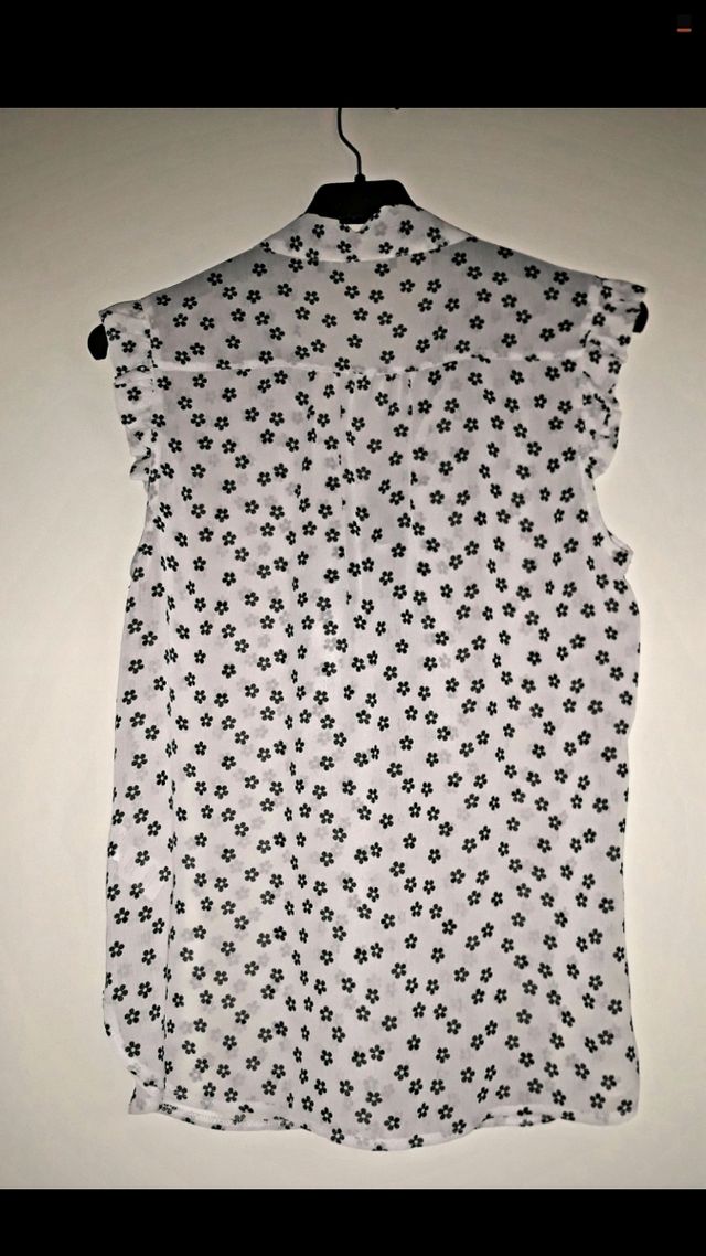 Blusa Atmosphere blanca con flores. NUEVA