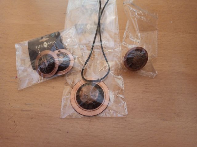 Conjunto bisutería. Collar, pendientes y anillo.