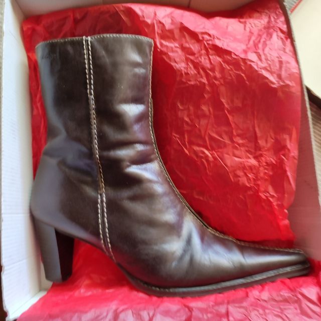 Botines de piel puntera y tacón Wonders. T-40