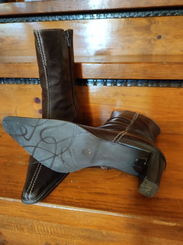 Botines de piel puntera y tacón Wonders. T-40