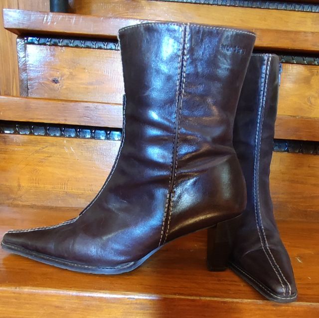 Botines de piel puntera y tacón Wonders. T-40