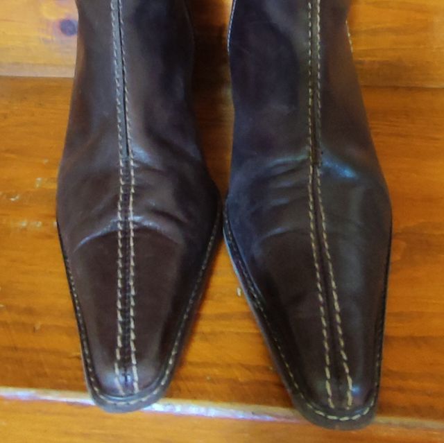 Botines de piel puntera y tacón Wonders. T-40