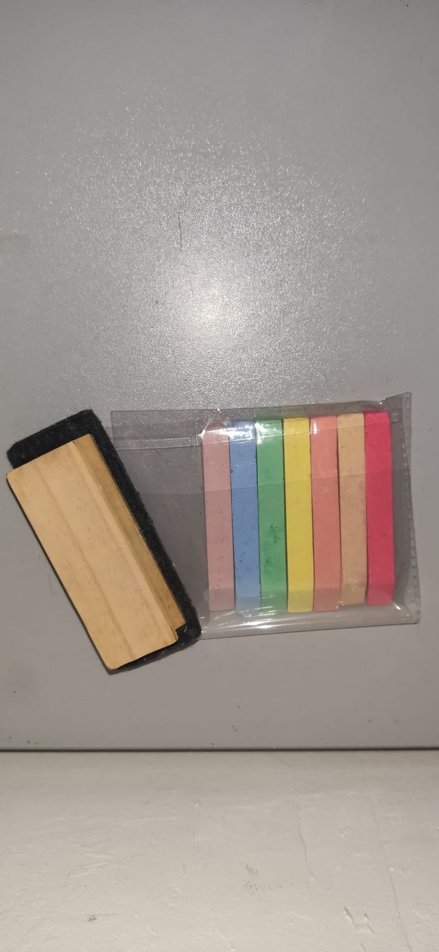 lavagna con gessetto e gomma