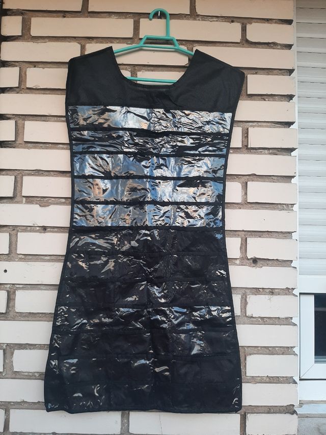 Joyero percha con forma de vestido