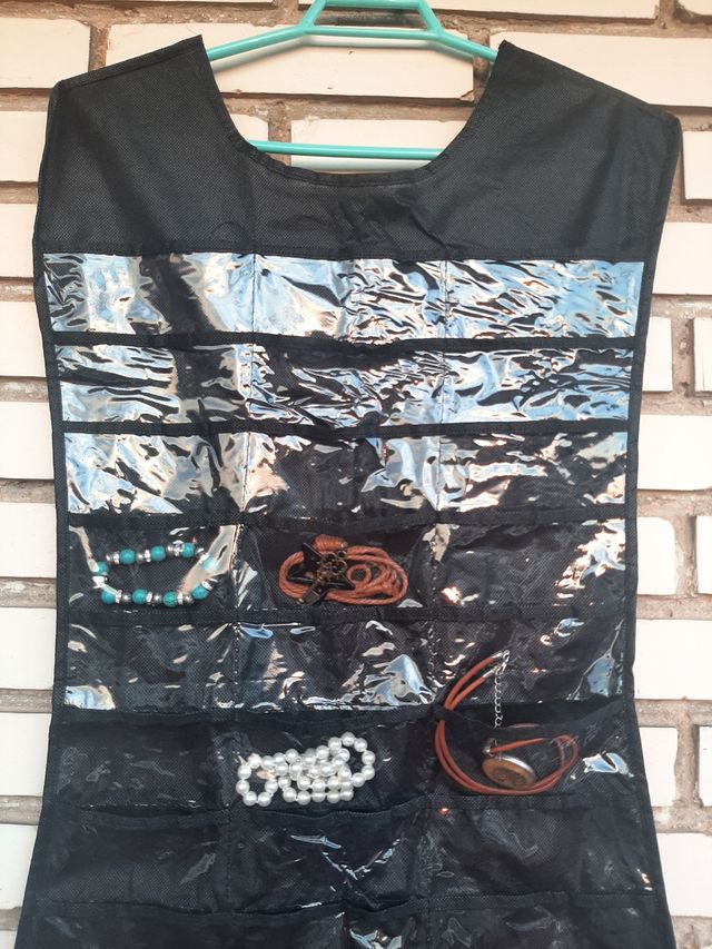 Joyero percha con forma de vestido
