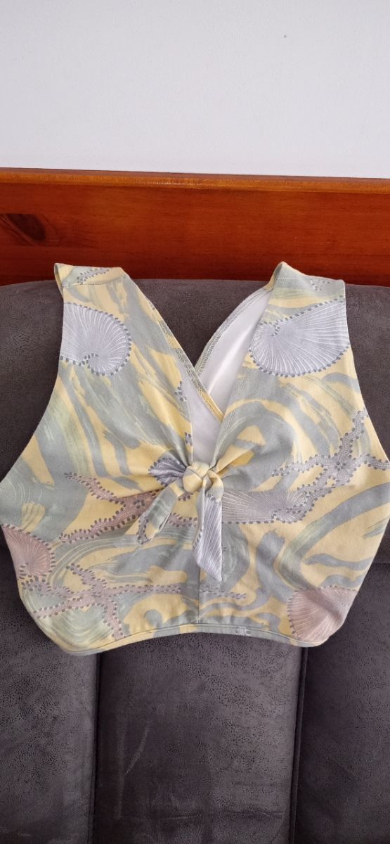 Top de tirantes anchos cruzados en la espalda.