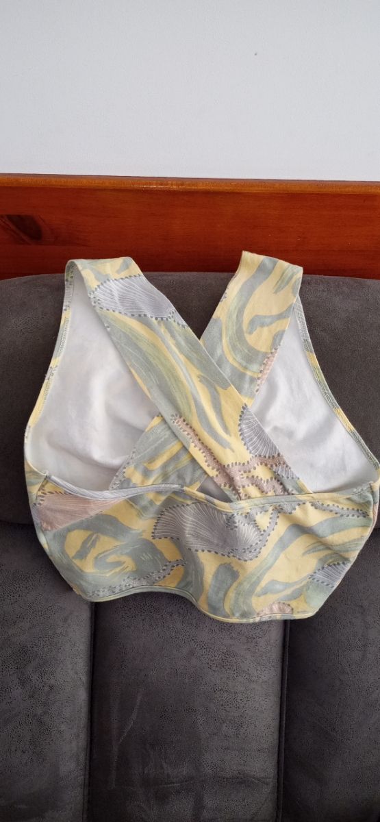 Top de tirantes anchos cruzados en la espalda.