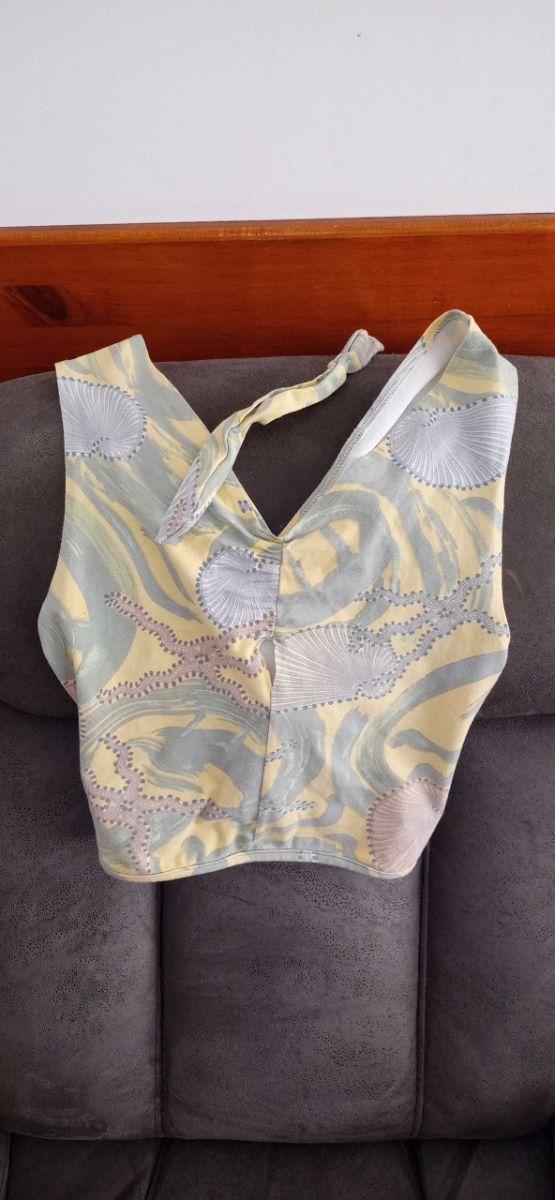 Top de tirantes anchos cruzados en la espalda.