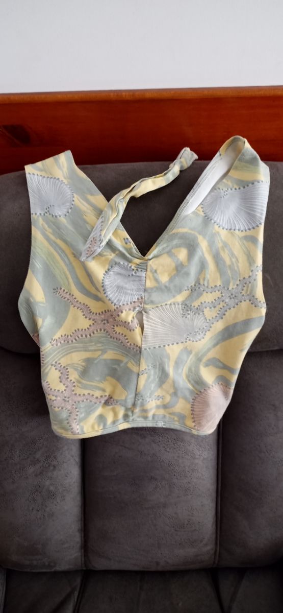 Top de tirantes anchos cruzados en la espalda.