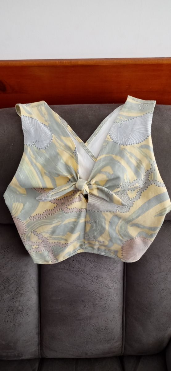 Top de tirantes anchos cruzados en la espalda.