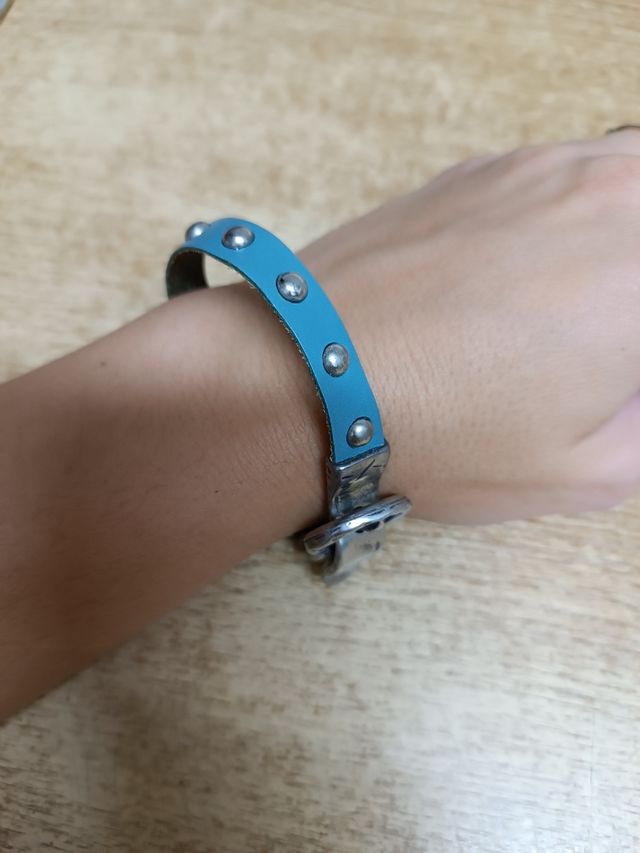 Dos pulseras de material con tachuelas