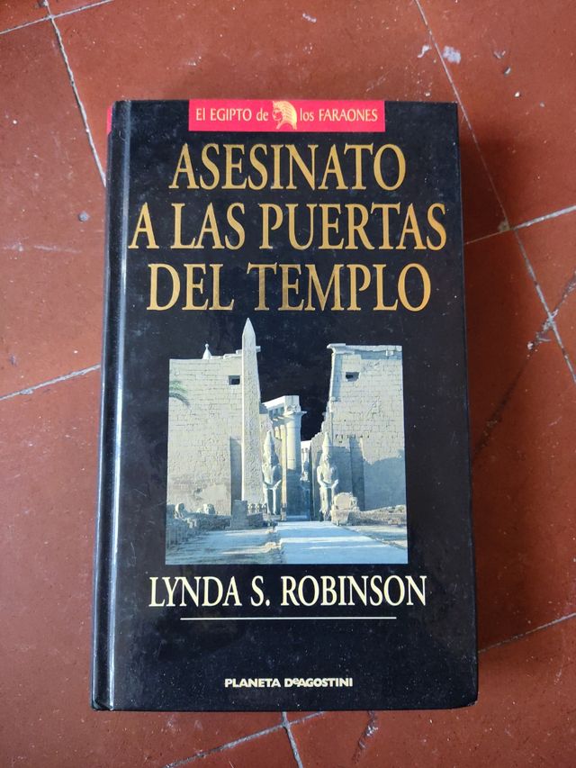 Asesinato a las puertas del templo, Lynda Robinson
