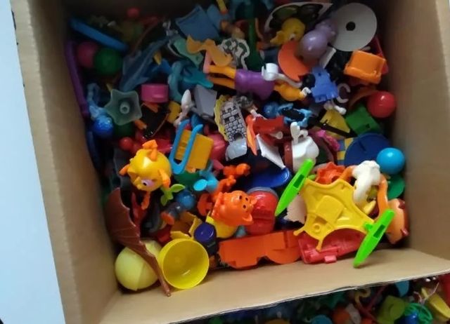 LOTAZO DE PIEZAS HUEVOS Y KINDER SORPRESA