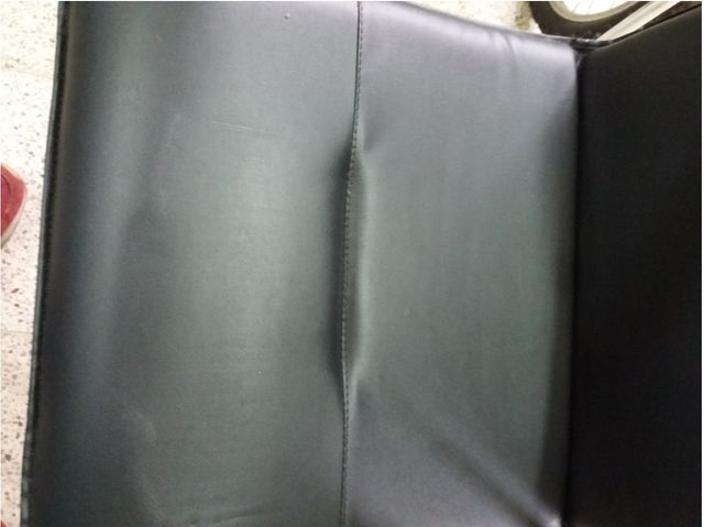 SILLÓN APILABLE TAPIZADO ÓPTICA DE CUERO NEGRO