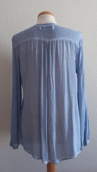 camisa de mangas largas celeste en degrade.talla L