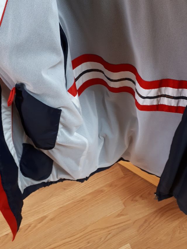 Cortavientos impermeable como nuevo