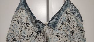 Camisón tirantes finos estampado floral azules.