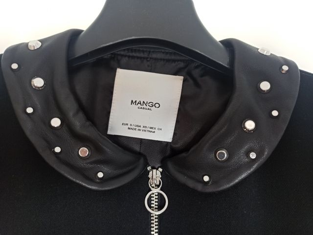 Abrigo negro con cremallera