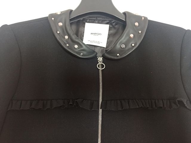 Abrigo negro con cremallera