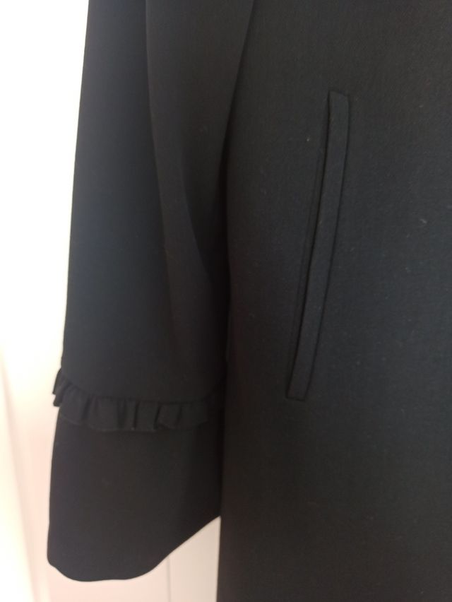 Abrigo negro con cremallera