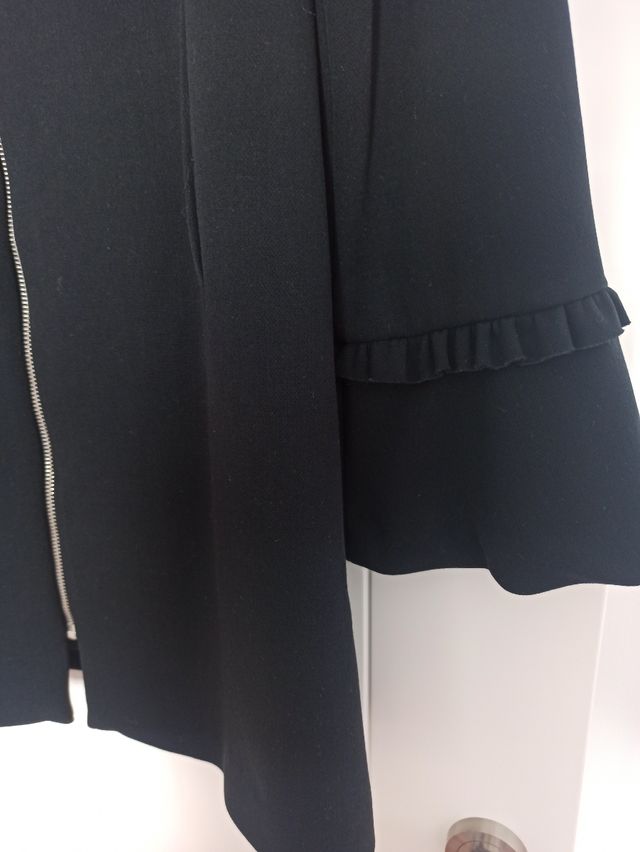 Abrigo negro con cremallera