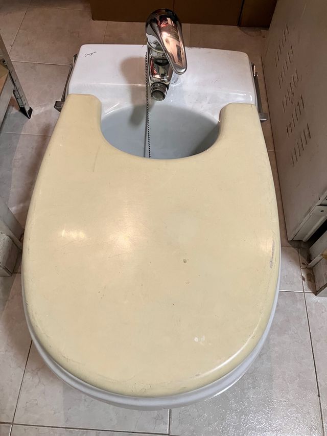 Bidé marca Sangrá completo con grifo y latiguillos
